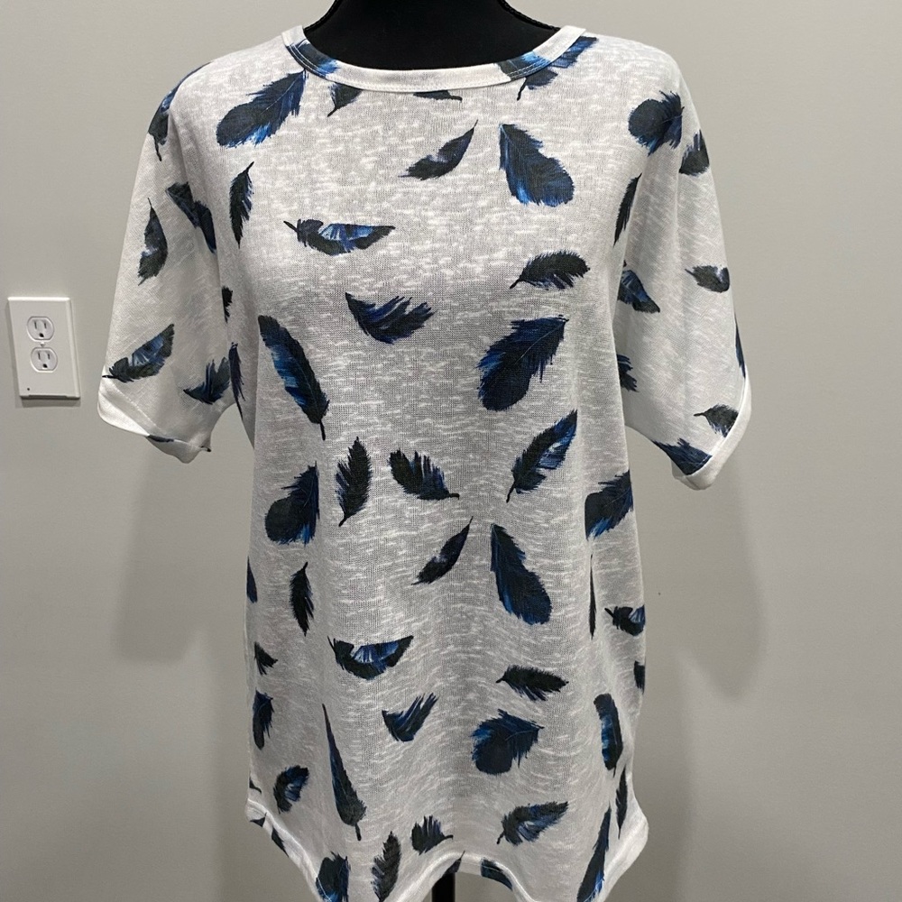Medium Sweater with feather design.